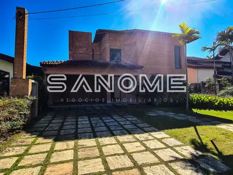 Fachada de imóvel com placa de negócios imobiliários