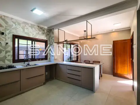Cozinha planejada com bancada e ilha central