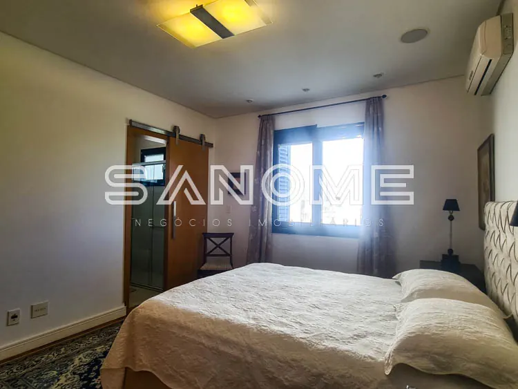 Quarto com cama de casal e janela com cortina