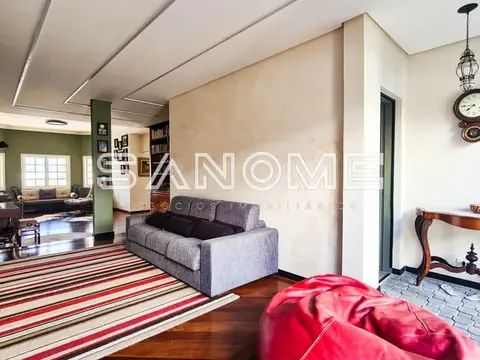 Sala de estar com sofá cinza e poltrona vermelha