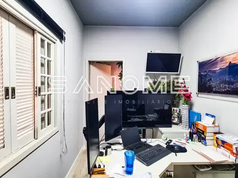 Escritório com computadores e monitores múltiplos