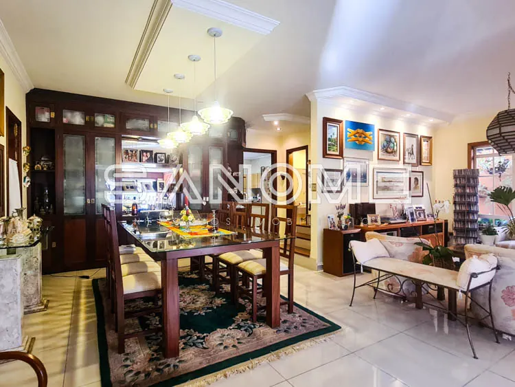 Sala de estar integrada com mesa de jantar em madeira