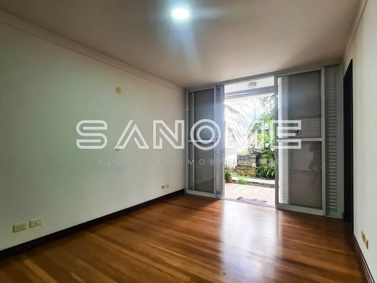 Sala com piso de madeira e acesso a varanda