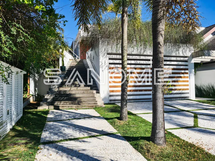 Fachada de casa com garagem e portão metálico