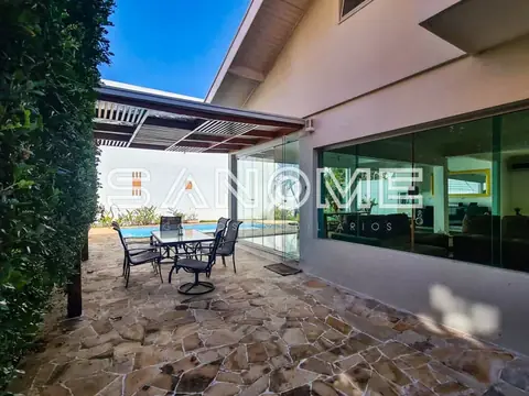 Terraço com móveis e vista para piscina