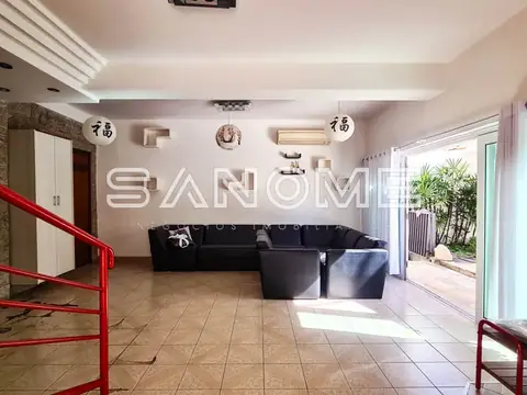 Sala comercial com sofá e porta para área externa