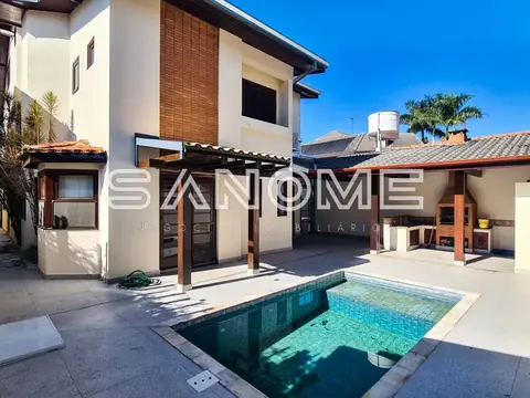 Casa com piscina e área de lazer externa