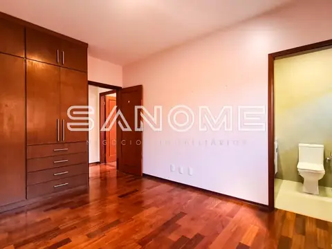 Quarto com guarda-roupa e acesso ao banheiro