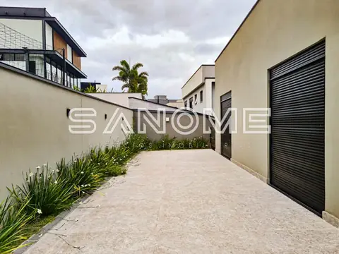 Entrada da imobiliária com portão e garagem