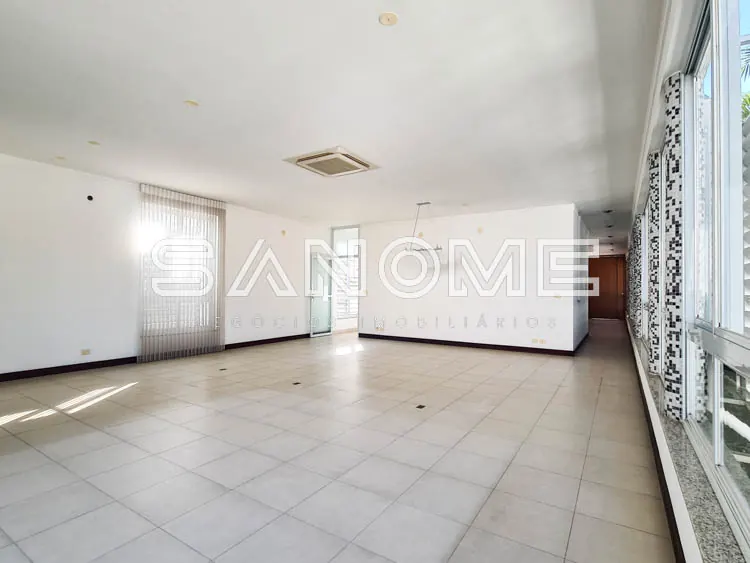 Sala comercial ampla com piso em cerâmica e iluminação natural