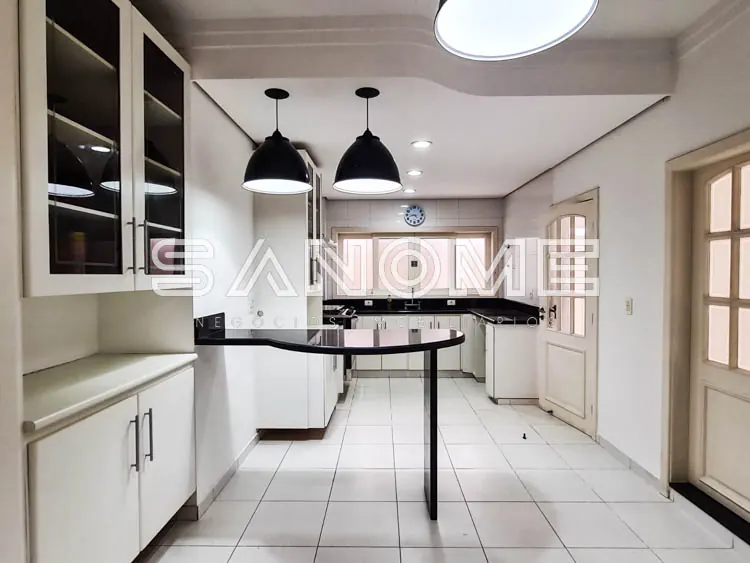 Cozinha planejada com ilha e bancada preta