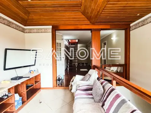 Quarto com cama de casal e teto de madeira