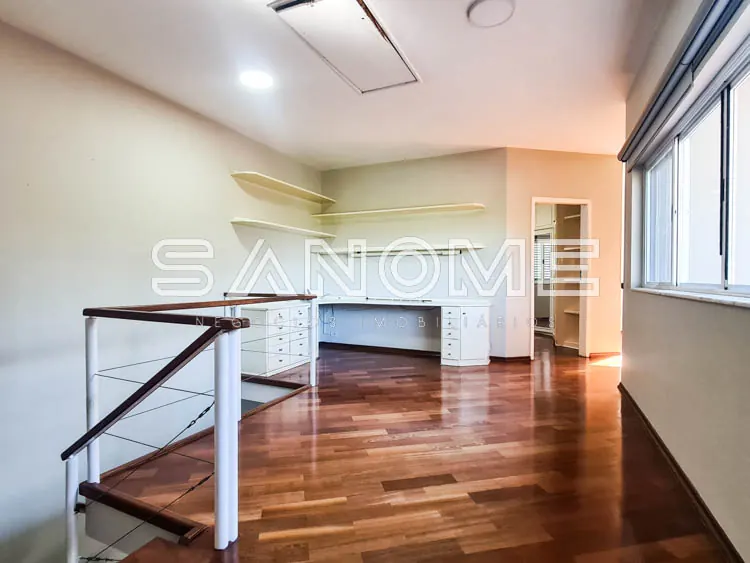 Sala comercial com escada e estações de trabalho