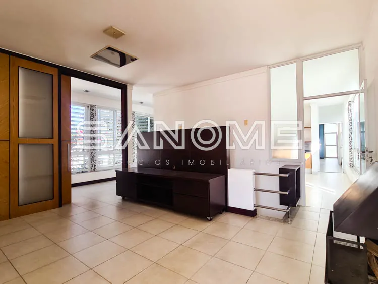 Espaço comercial com balcão e amplas janelas