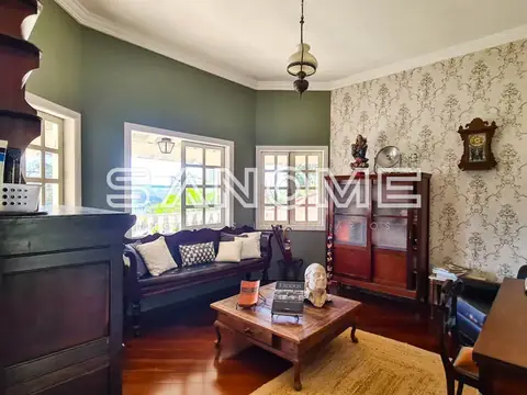 Sala de estar com sofá, mesa de centro e móvel vintage