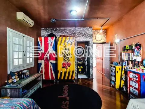 Quarto com decoração de música e painéis coloridos