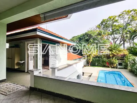 Área externa com piscina e espaço coberto