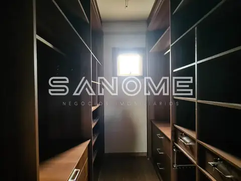 Closet amplo com espelhos e iluminação natural
