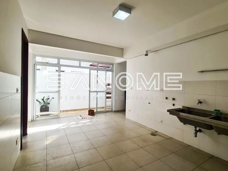 Sala comercial com piso cerâmico e painel de vidro
