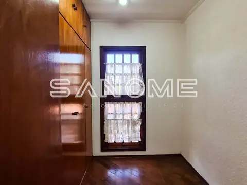Corredor com guarda-roupa e janela com cortina