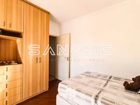 Quarto com guarda-roupa em madeira e cama de solteiro