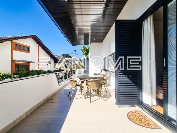 Varanda com mesa de refeições e vista para vizinhança