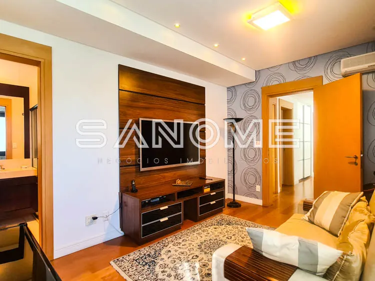 Sala com painel de TV em madeira e sofá amarelo