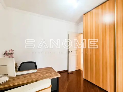 Sala comercial com mesa, cadeira e guarda-roupa de madeira