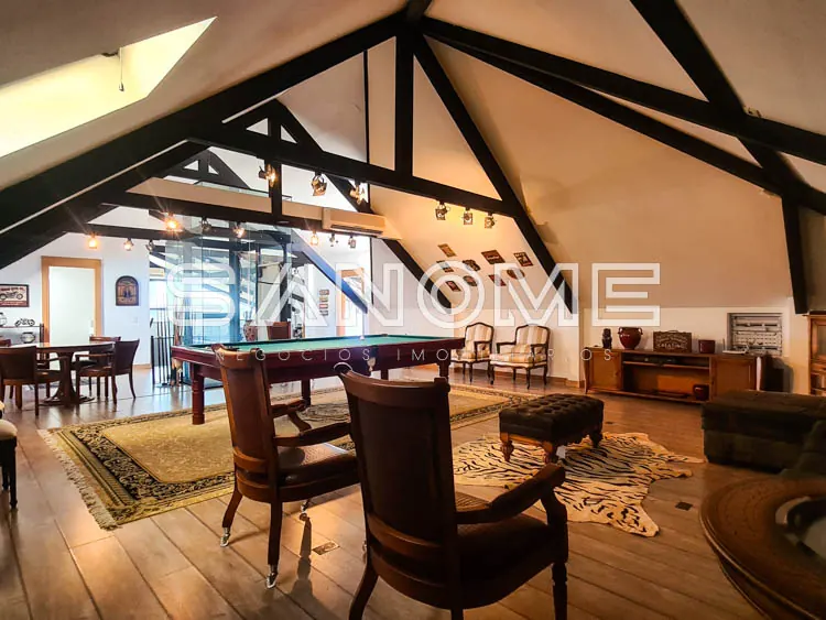 Loft com pé direito alto e estrutura de madeira aparente