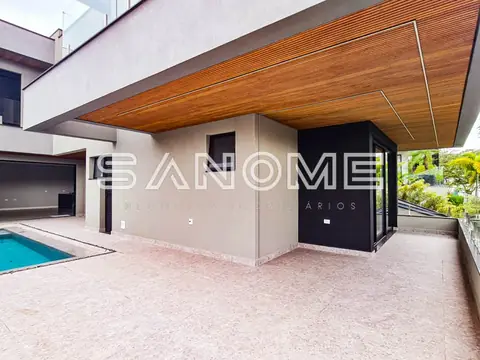 Área externa com piscina e garagem