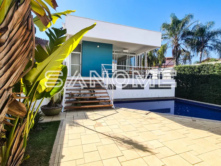 Casa moderna com fachada azul e pátio