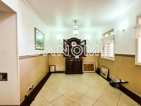 Sala de entrada com piso em cerâmica e parede em dois tons