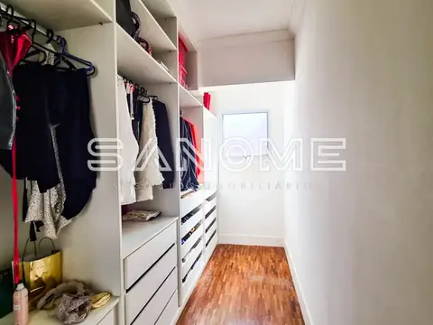Closet com armários planejados e cabideiro