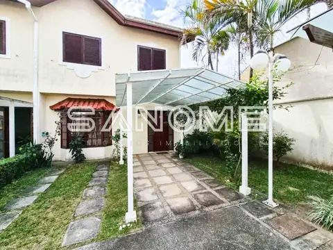 Entrada de casa com pergolado e área coberta