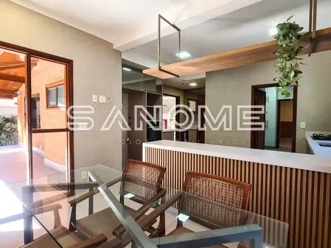 Sala comercial com balcão de atendimento e espelho