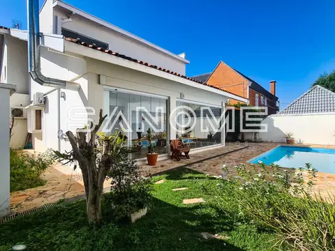 Casa moderna com piscina e área externa