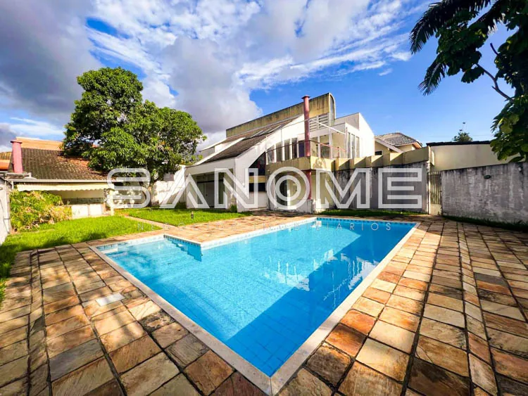 Casa com piscina e área externa pavimentada