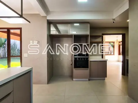 Cozinha planejada com bancada e armários