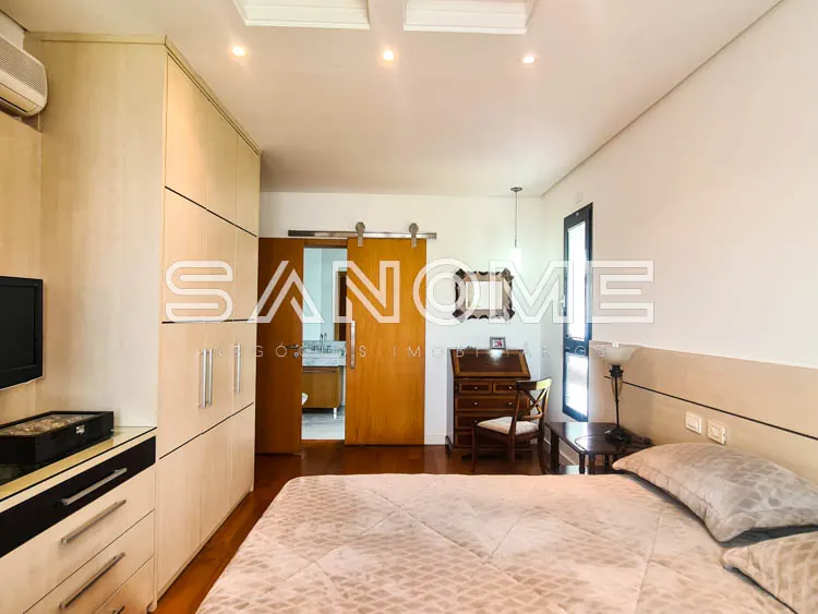 Quarto com cama de casal e móveis planejados