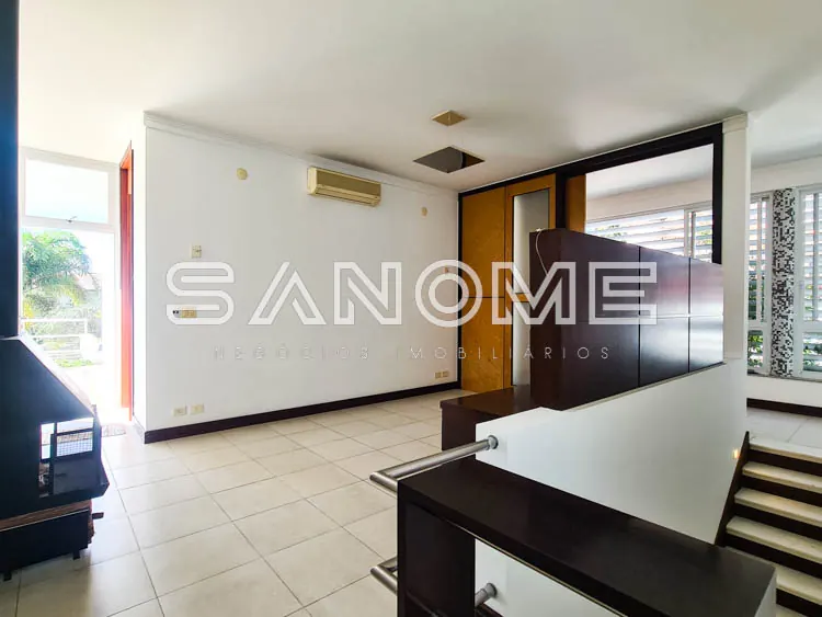 Sala comercial com recepção e balcão preto
