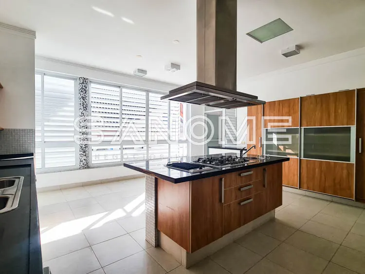 Cozinha planejada com ilha e cooktop