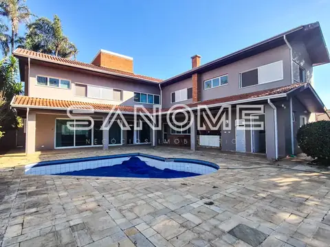 Casa com fachada moderna e piscina descoberta
