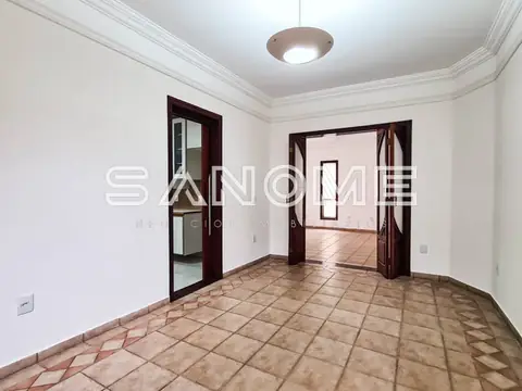 Sala vazia com piso cerâmico e portas de madeira
