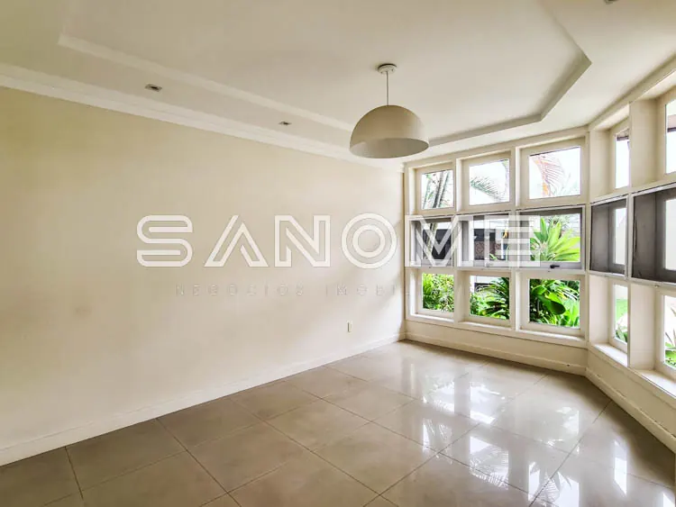 Sala vazia com piso de porcelanato e amplas janelas
