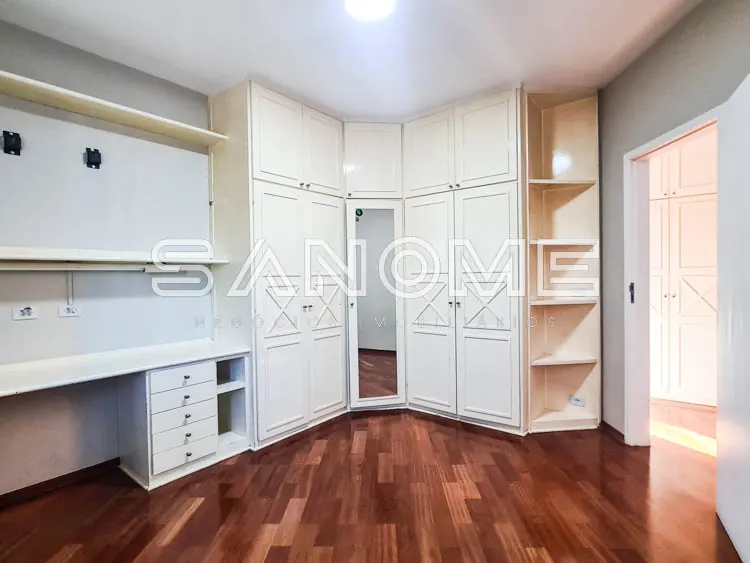 Closet com guarda-roupa planejado branco e espelho
