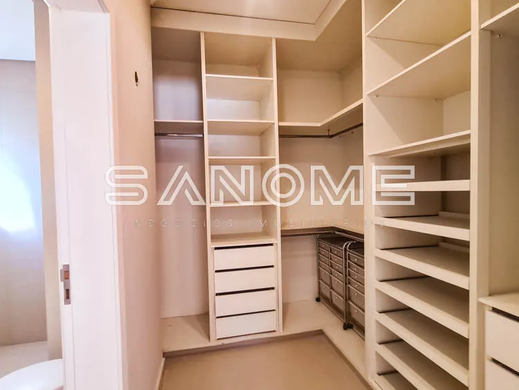 Closet com prateleiras e guarda-roupas planejado