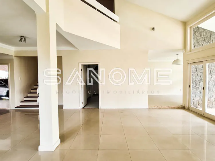 Sala ampla com piso de porcelanato e pilares estruturais