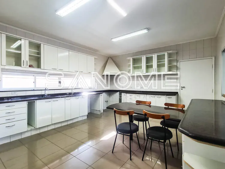 Cozinha planejada com mesa de refeições