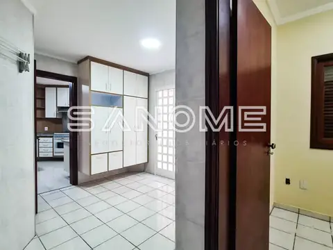 Entrada com guarda-roupa embutido e porta de vidro