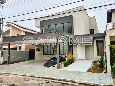Fachada de casa moderna com garagem e entrada